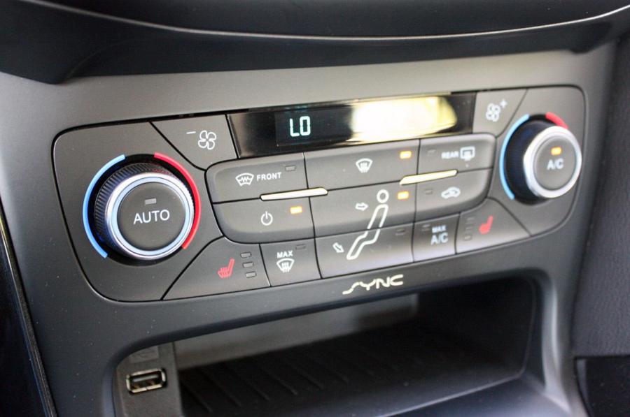  Ford Focus 1.0L EcoBoost 2014 года  (фото 17 из 27)